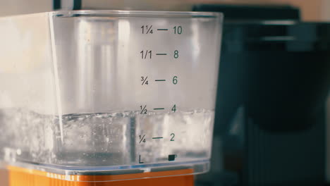 depósito de agua de una máquina de café llenándose