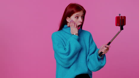 blogger adulta tomando selfies en el teléfono móvil, comunicándose en video llamada en línea con los suscriptores
