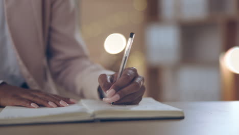 primer plano, manos y cuaderno escribiendo en la noche