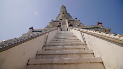 mirando hacia la pagoda de wat arun