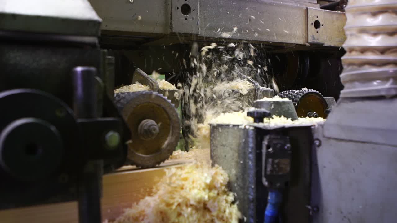 máquina de cepillado de madera en acción