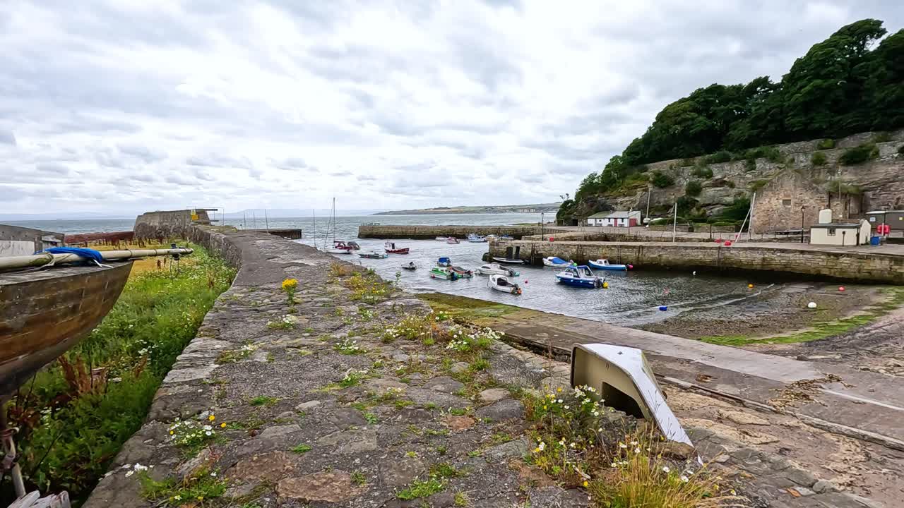 경치 좋은 항구 에 정박 한 배 들