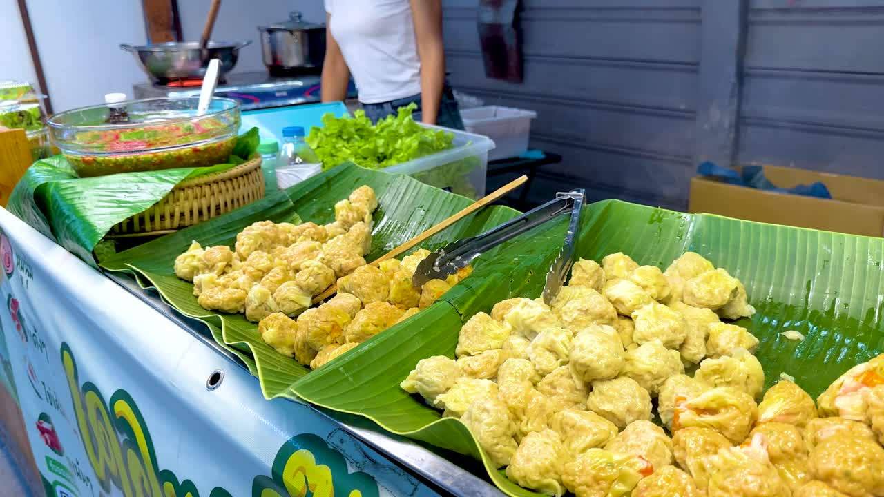 dim sum exhibido en un vibrante puesto de mercado