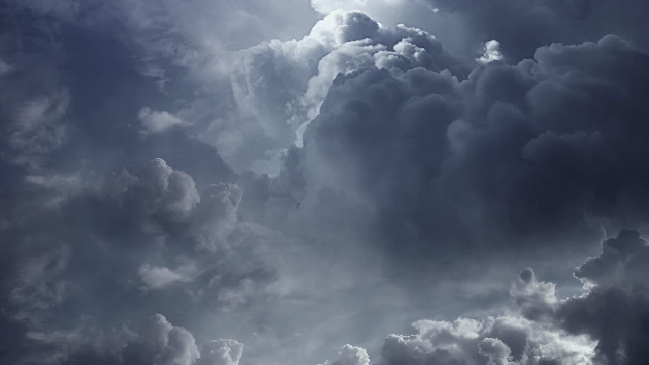 nubes cumulonimbus 4k y relámpagos, tormenta