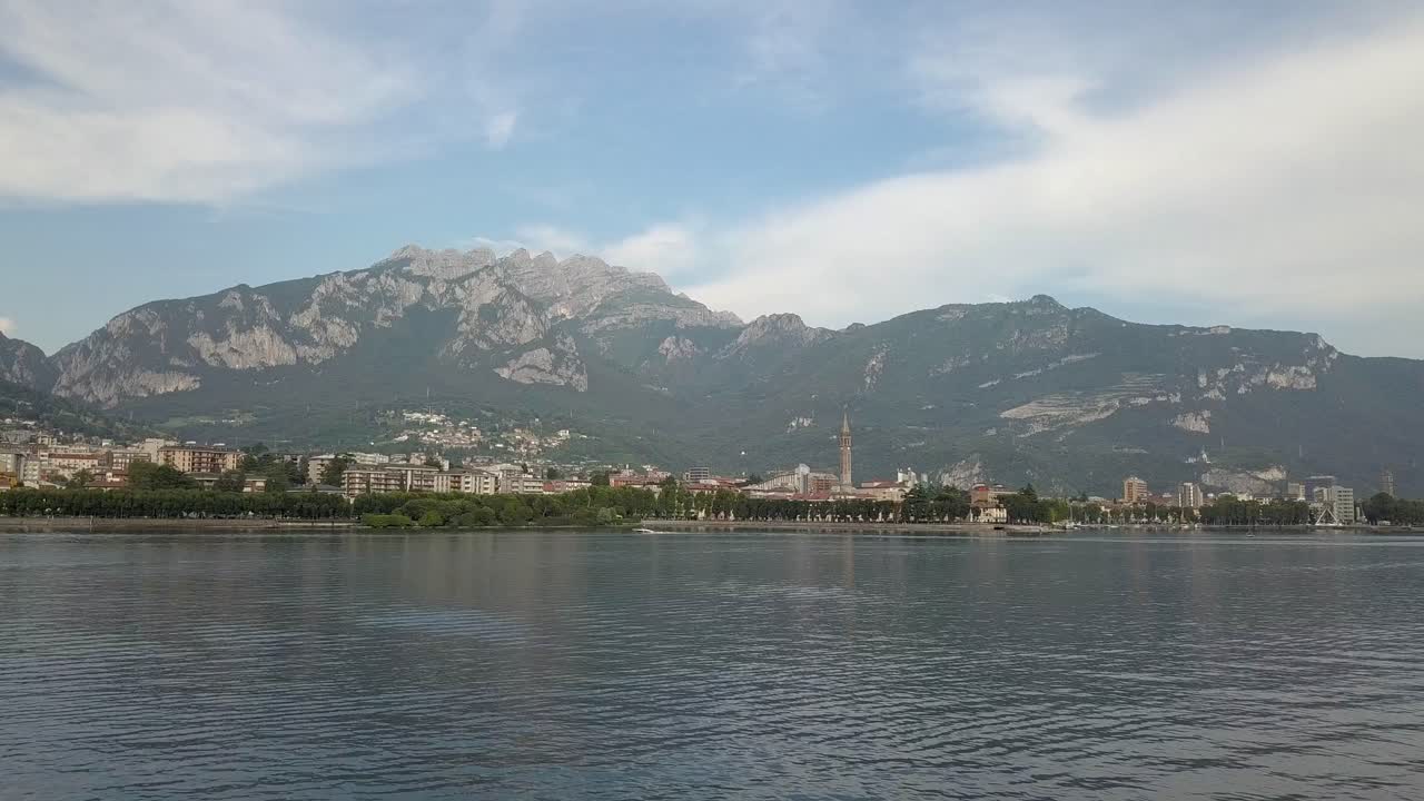 코모 호수에서 코모 이탈리아 유럽의 호수 산 마을의 드론 4k 비디오