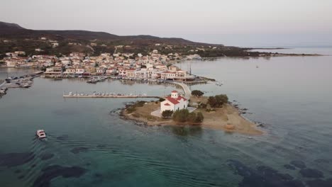 Drone-Pan-Elafonisi-Iglesia-Y-Una-Ciudad-Estableciendo-Tiro