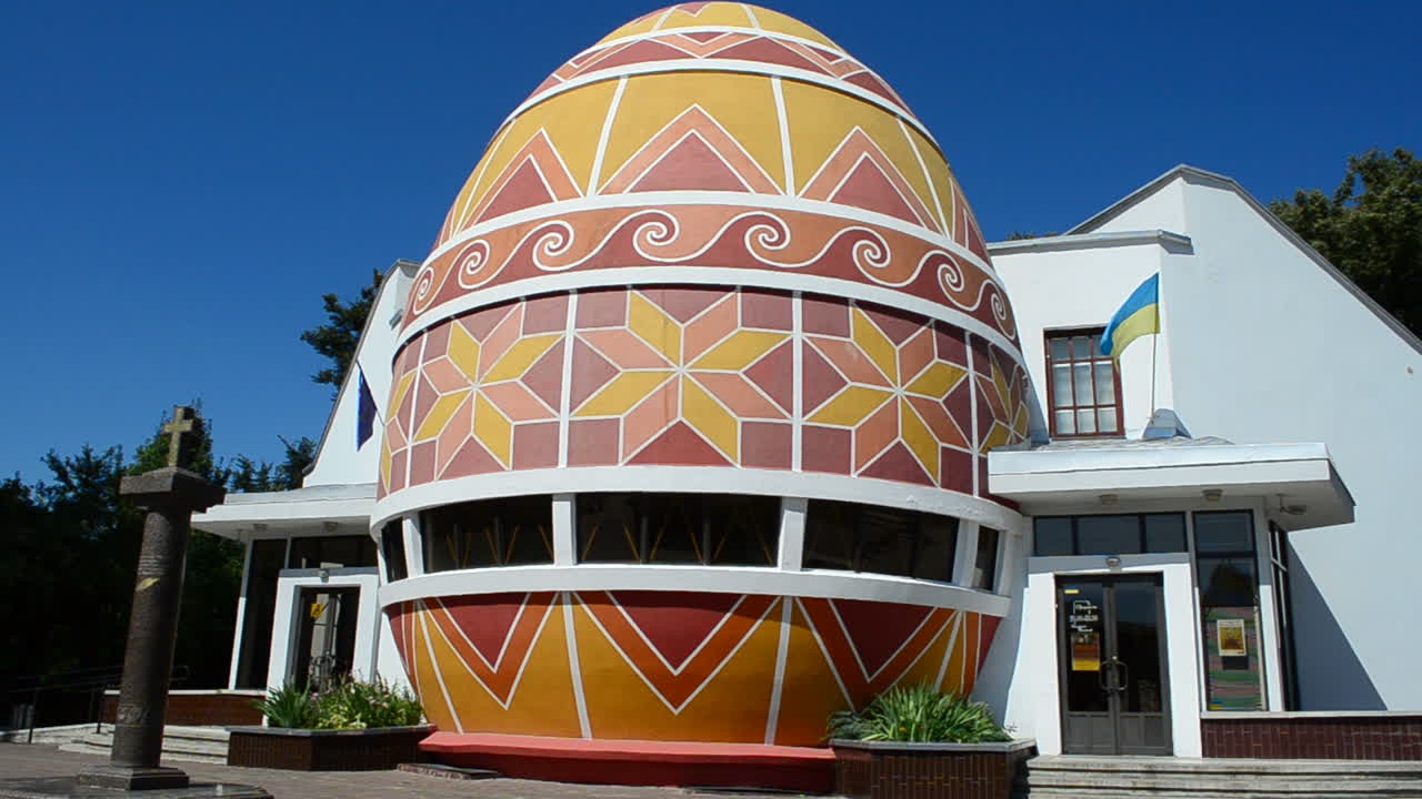 Huevo de Pascua gigante. Museo del Huevo de Pascua Ucraniano pintado (Pysanka). El museo tiene una colección de más de 10.000 huevos. Kolomyia, Ucrania.