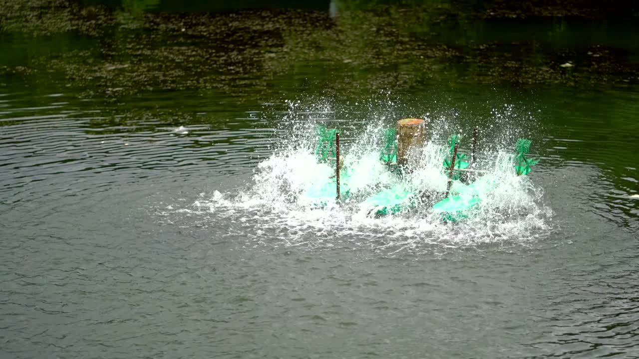 물 터빈이 작동하고 있습니다.