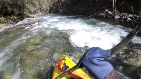 vista en primera persona del kayak de aguas bravas en el río applegate en la frontera de california y oregon