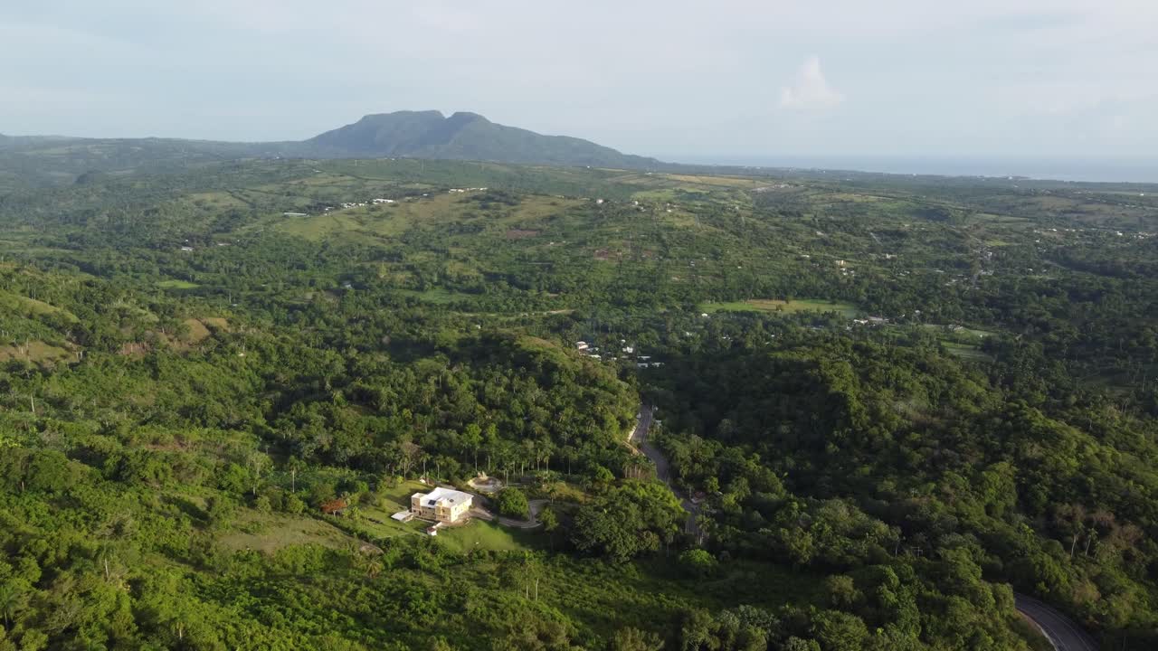 Vista aerea del paesaggio verde intorno a Tubagua nella catena montuosa settentrionale vicino a Puerto Plata nella Repubblica Dominicana