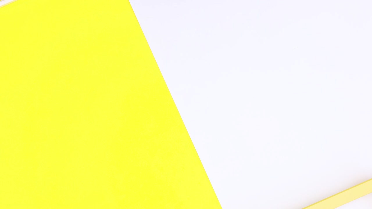 los marcos de las fotos aparecen en el tema blanco amarillo.