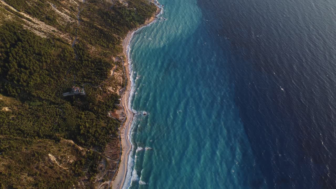 Ripresa aerea: isola boscosa con la spiaggia di Megali Petra e il mare blu a Lefkada, Grecia - scatto dall'alto con drone