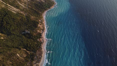 Antena:-Isla-Forestal-Con-Megali-Petra-Beach-Y-Mar-Azul-En-Lefkada,-Grecia---Drone-Volando-Top-Shot