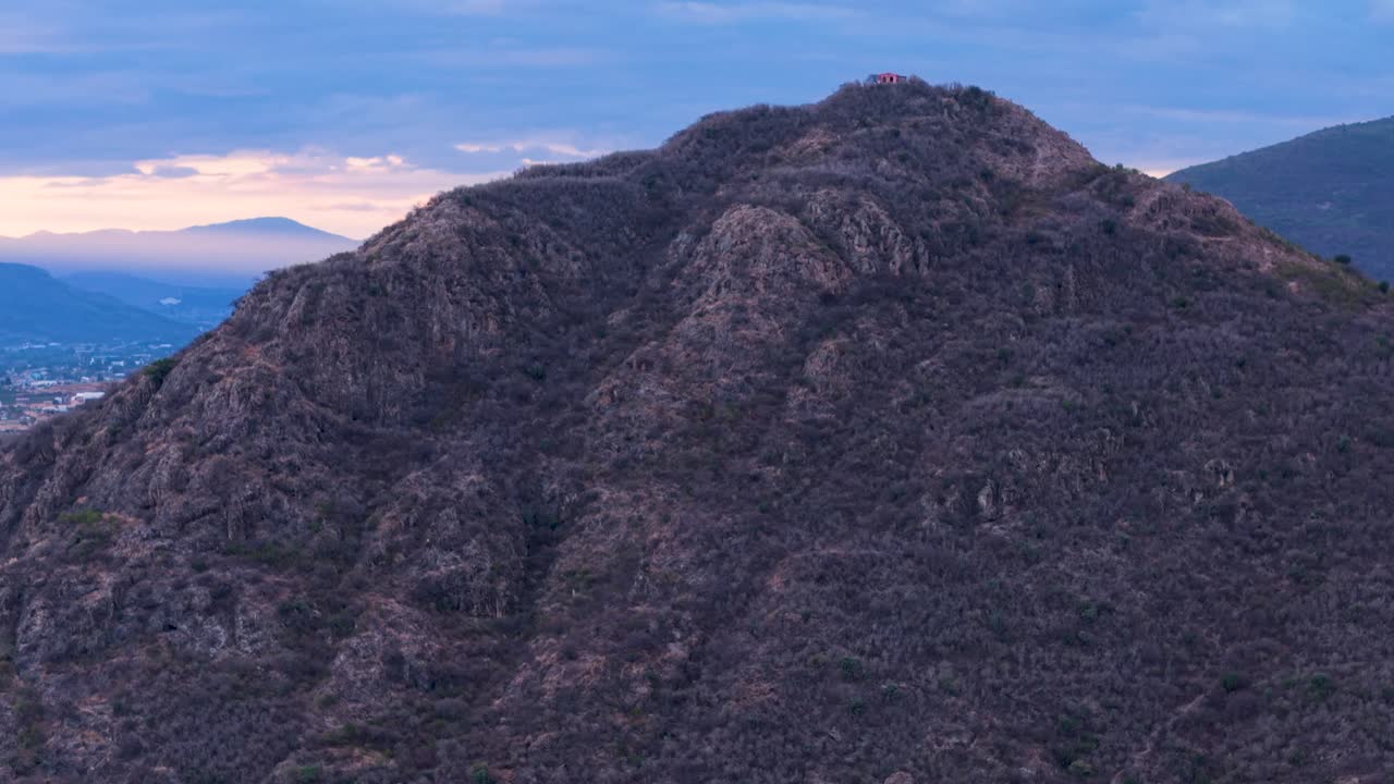 Ampia veduta aerea del terreno montuoso nelle Valli Centrali di Oaxaca
