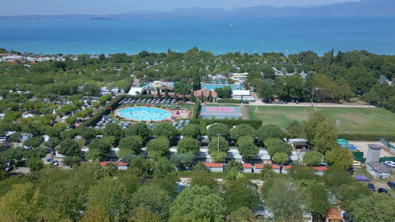 엄청나게 큰 캠프장은 놀라운 바다 정면 전망 옆에 있습니다.