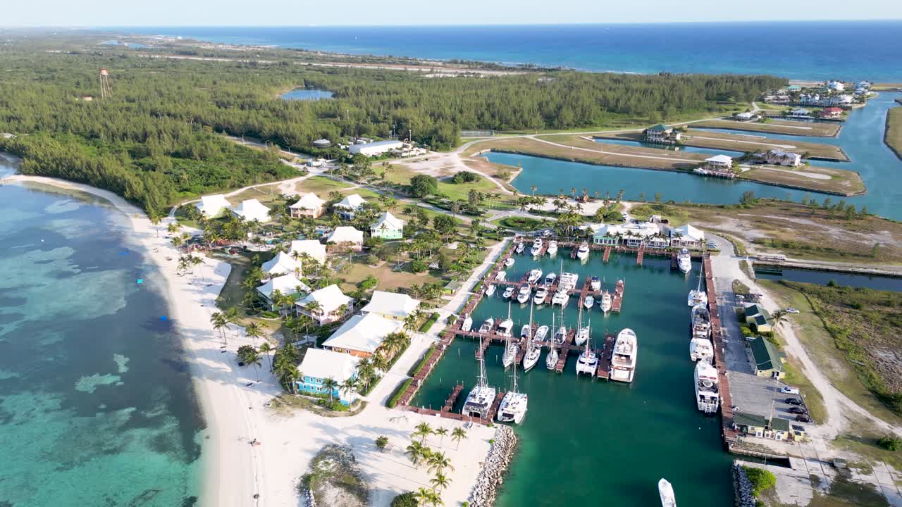마리나 와 함께 열대 섬 휴양지 의 공중 사진
