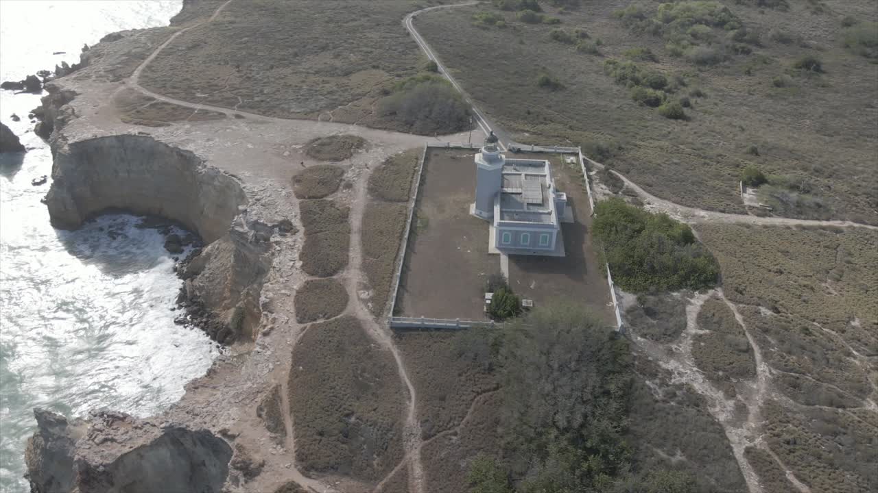 edificio en la orilla cerca del mar