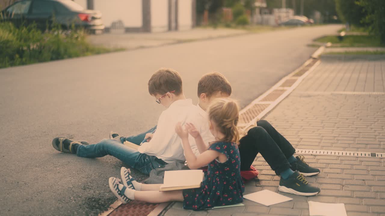 포니테일 을 입은 밝은 머리카락 을 가진 젊은 여인 이 형제 들 과 이야기 하고 있다