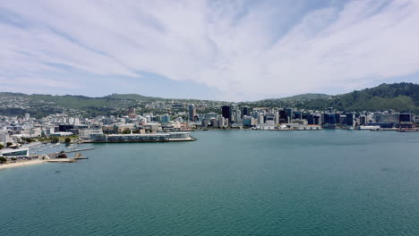 Luftaufnahme-Der-Stadt-Und-Des-Hafens-Von-Wellington-An-Einem-Schönen-Sonnigen-Tag-In-Neuseeland-Mit-Einer-Wunderschönen-Wolkenformation