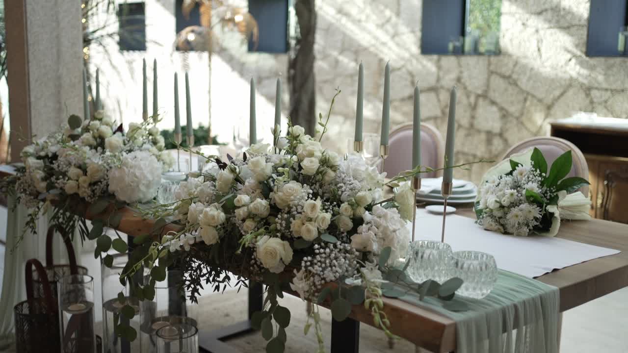 Elegante decorazione del tavolo di nozze con fiori bianchi e candele