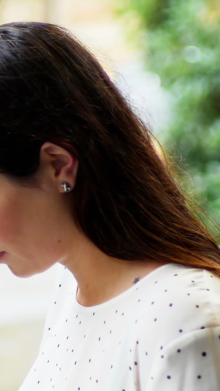 mujer de negocios, hablar teléfono móvil