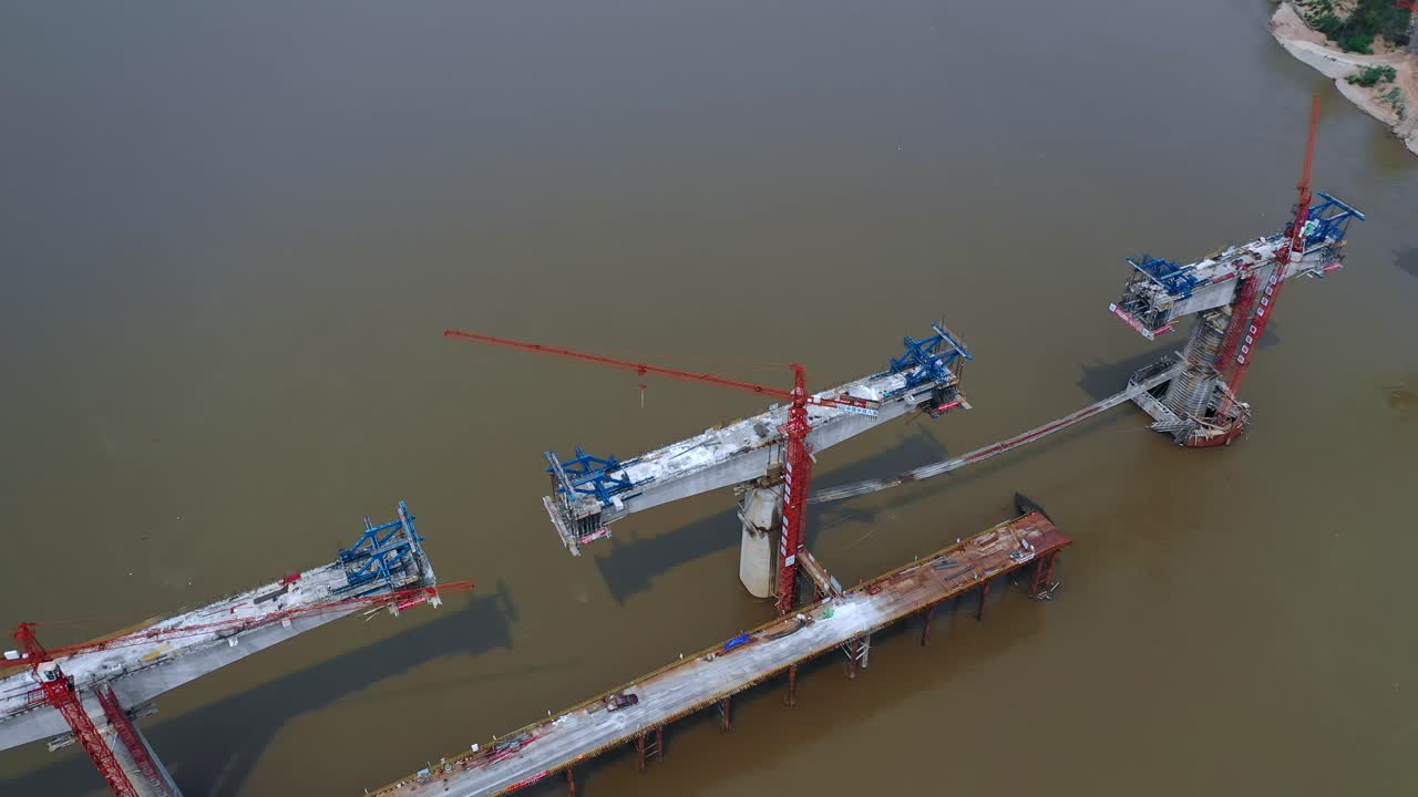 proyecto de construcción de un puente sobre un río