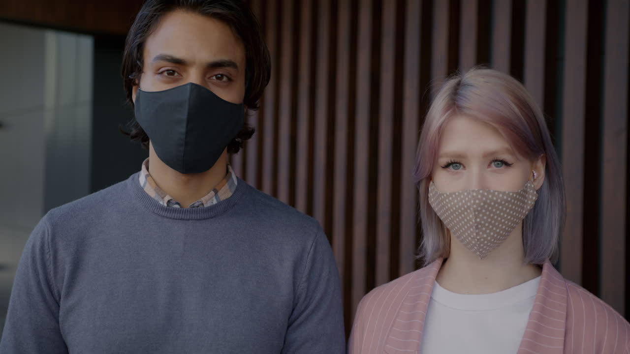 pareja con máscaras