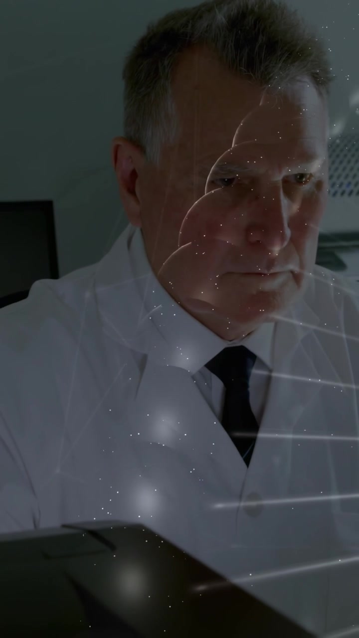 Senior kliniker læner sig frem efter skærmprompt, gennemgår patientdata, mens en hologramspiral fejer henover.