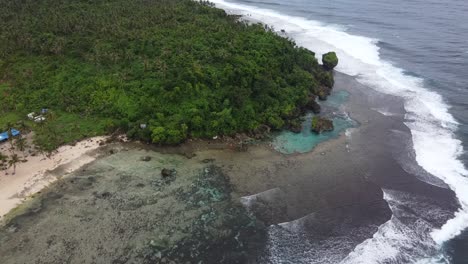 magupungko-felsbecken der insel siargao, geschützt vor strömungen und meereswellen