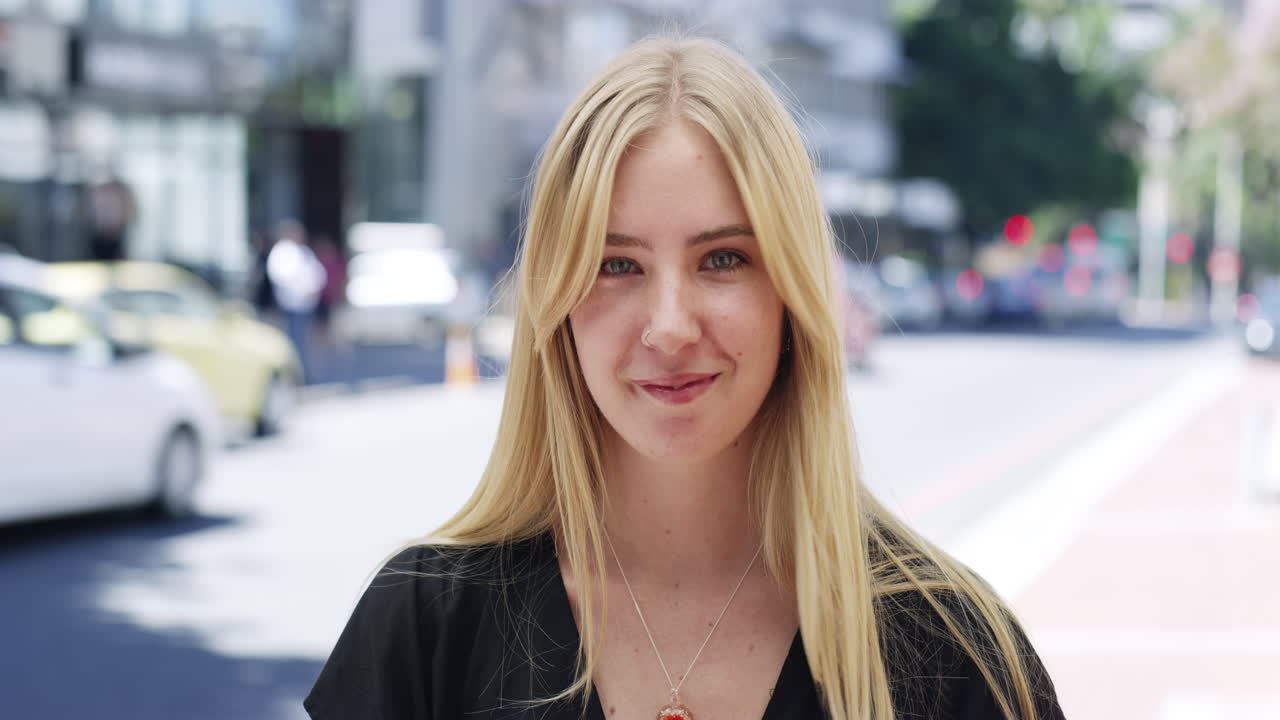 우리는 영어나 아프리카어로 의사소통할 수 있습니다.