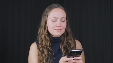 mujer enviando mensajes de texto en el teléfono mira hacia arriba hablando luego de vuelta en el teléfono labios estallar entonces relaja la boca