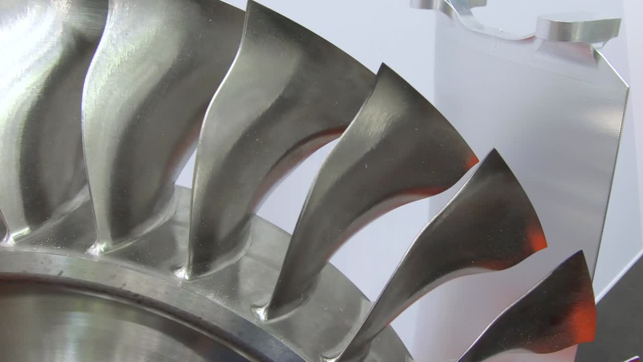 la rueda de la turbina de primer plano. las palas de la turbina de acero