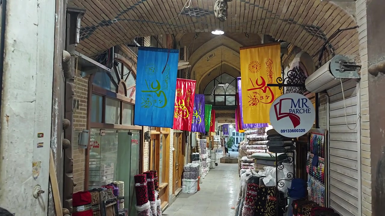 Traditionele Bazaar gang met kleurrijke hangende spandoeken