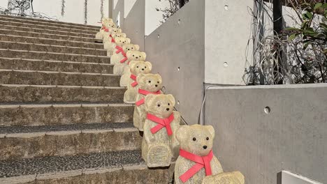 Reihen-Von-Teddybären-Sitzen-Auf-Steintreppen