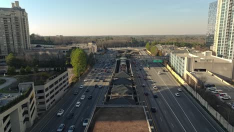 tráfico y puente peatonal sobre la autopista en atlanta, distrito de buckhead, georgia, estados unidos