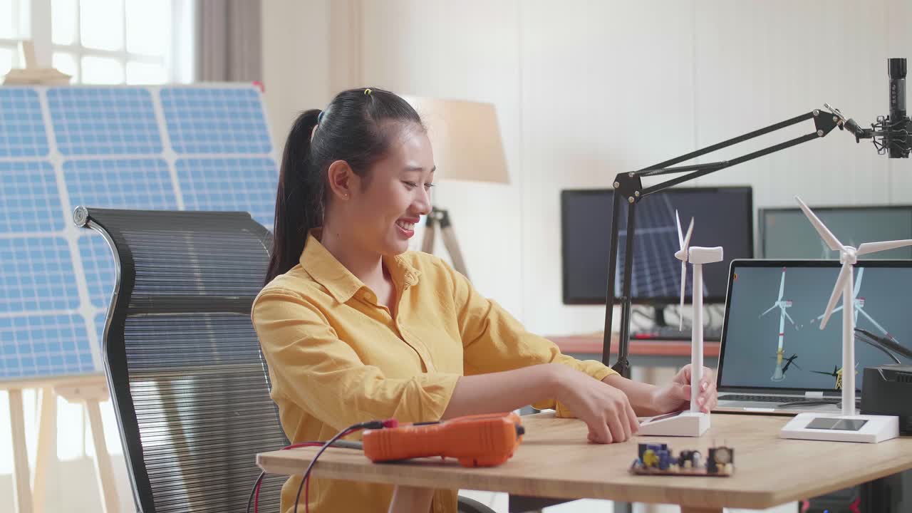 joven que trabaja en un proyecto de energía renovable