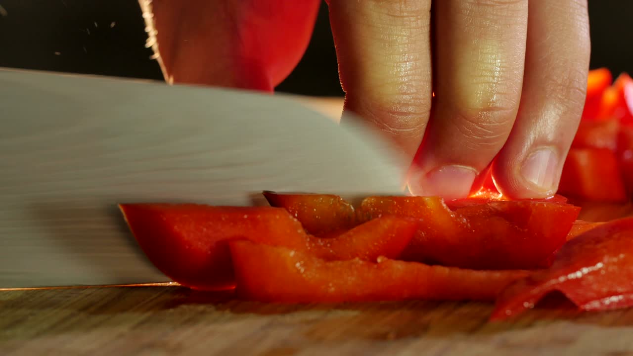 칼로 은 고추를 자르는 것