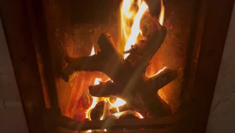 Cosy-fire-on-a-cold-winters-night,-the-bright-flames-and-heat-give-respite-from-the-cold-outside