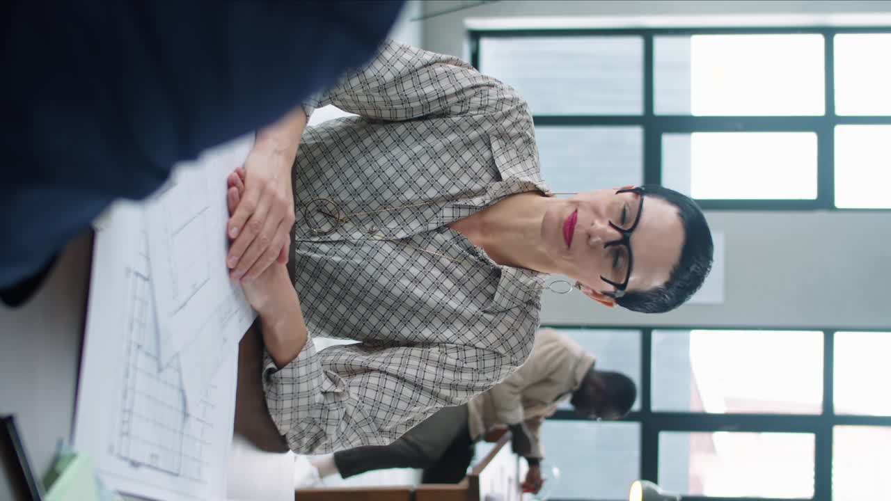 arquitecta discutiendo con un colega en la oficina.