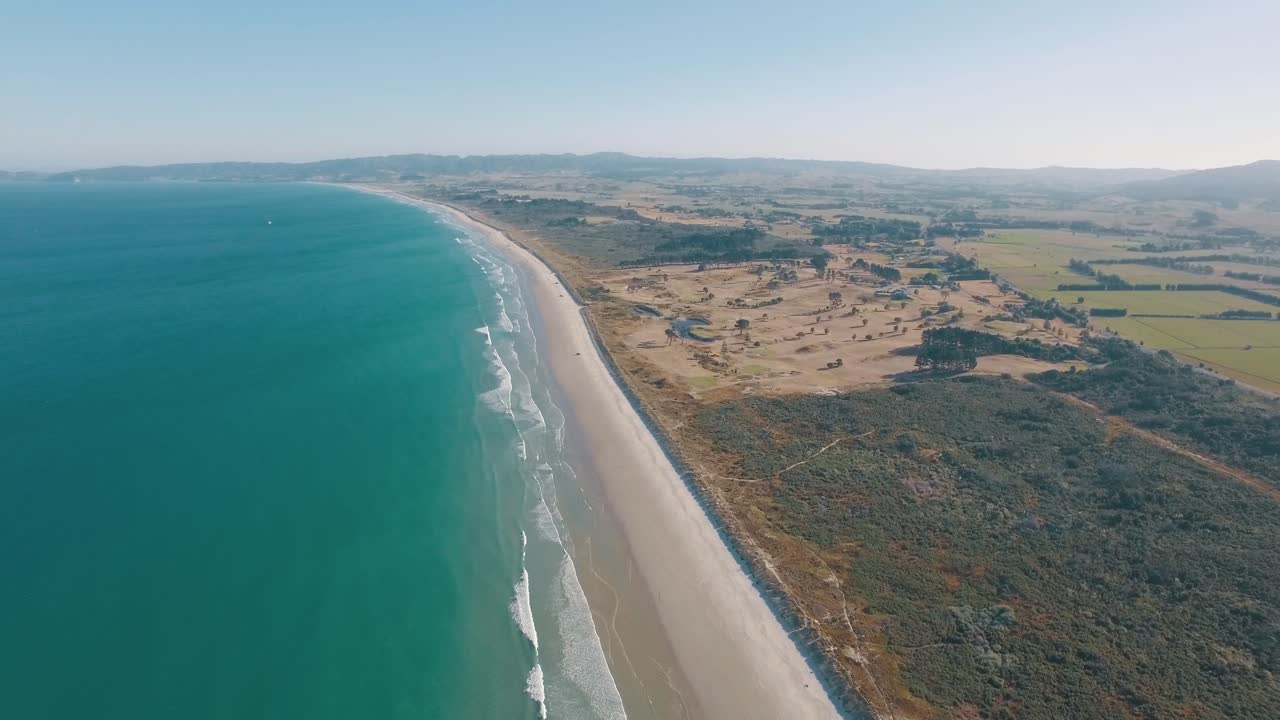 Vista aerea grandangolare con drone del bellissimo oceano blu e della costa della Nuova Zelanda.