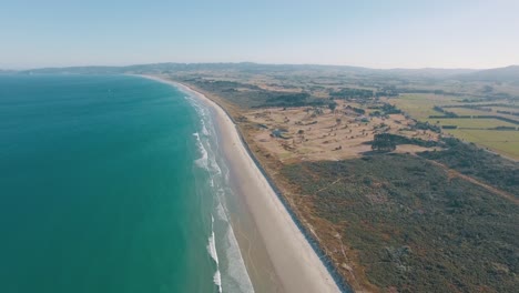 plano general de un dron aéreo del hermoso océano azul y la costa de nueva zelanda