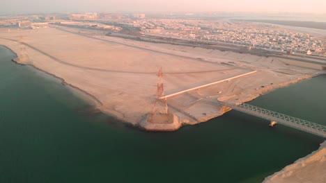 Drone-Elevándose-Por-Encima-Del-Puente-De-Hierro-Y-Las-Vías-Fluviales-De-Abu-Dhabi
