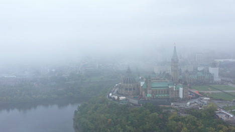 Luftaufnahme-Des-Kanadischen-Parlaments-Durch-Dichten-Nebel