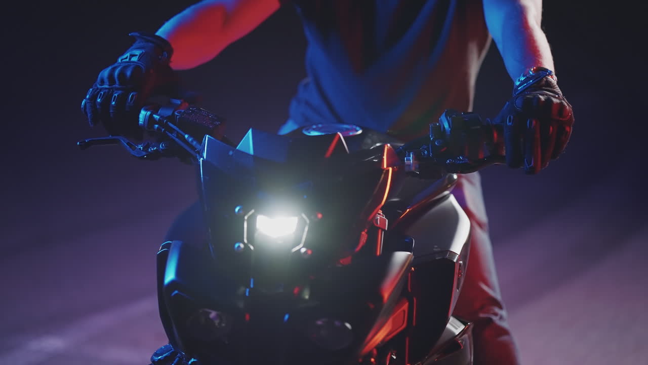 밤에 오토바이 운전자