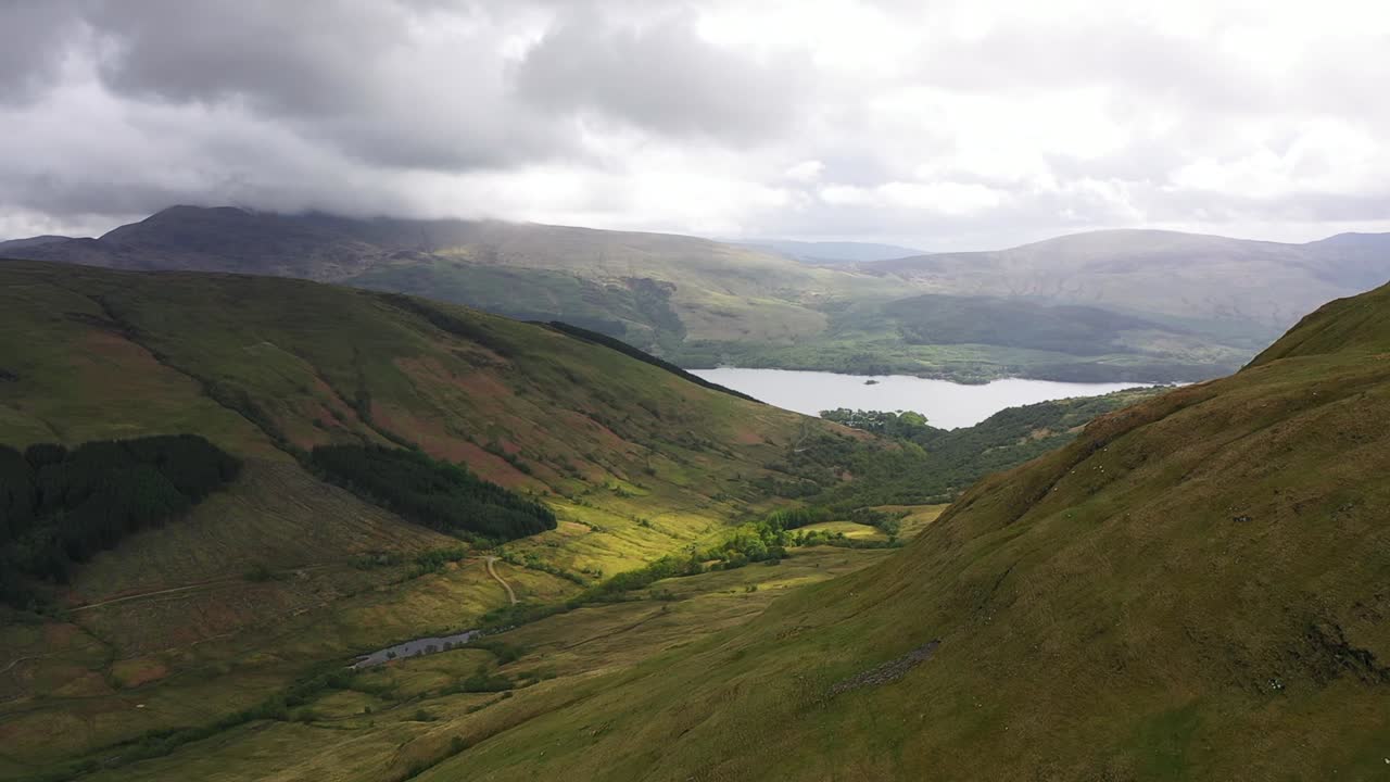 Luftfoto i Glen Douglas-dalen, der afslører Loch Lomond i det fjerne