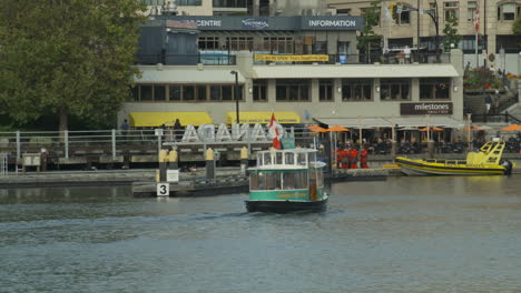 Grünes-Wassertaxi-Im-Hafen-Von-Victoria-Bc