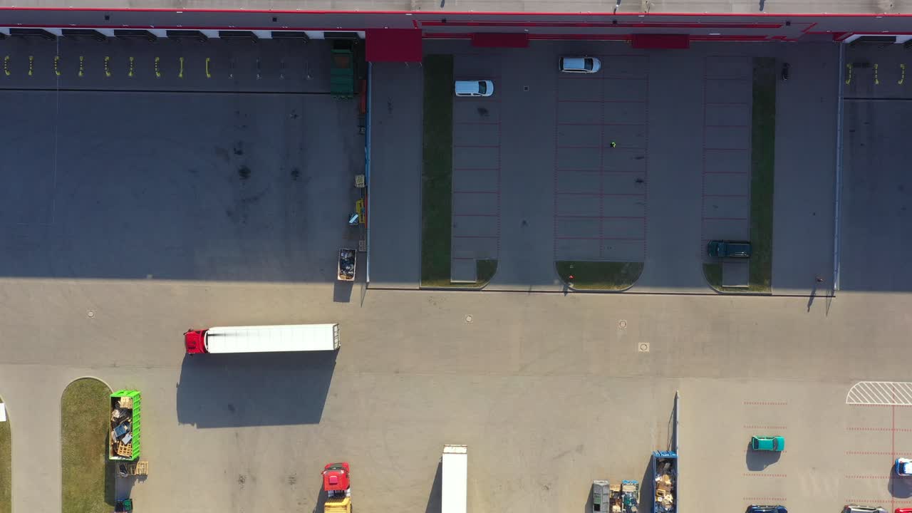 vista aérea de contenedores de carga y almacén de distribución