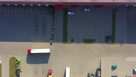 vista aérea de contenedores de carga y almacén de distribución