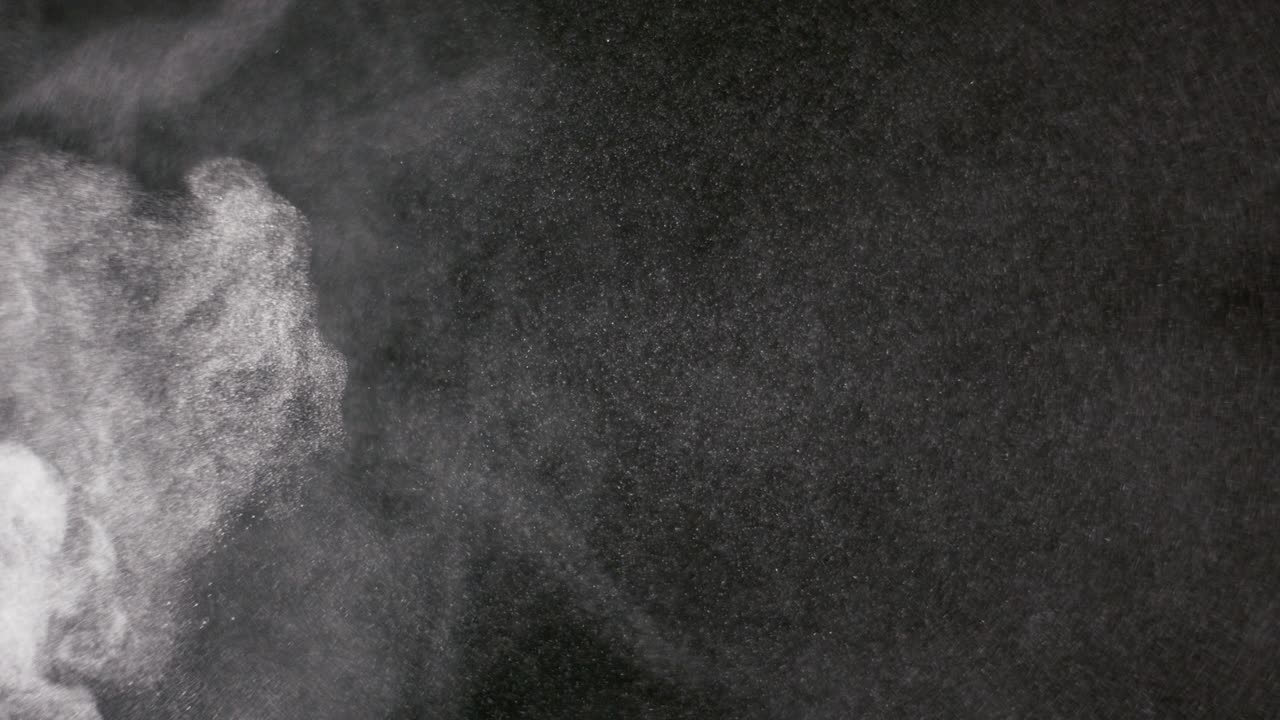 검은 바탕에 분리 된 파우더