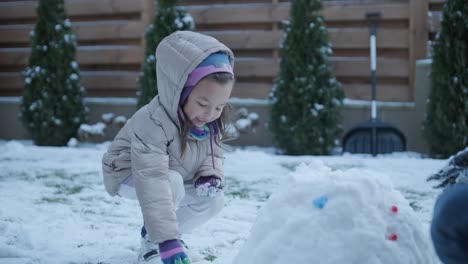 abuelo y nieta divirtiéndose en la nieve